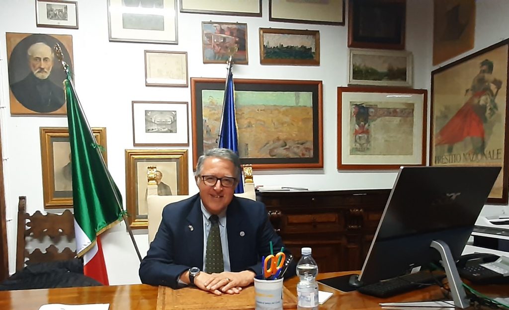 Foto del prof.Alessandro Campi, seduto dietro la scrivania nello studio dell'Istituto del Risorgimento
